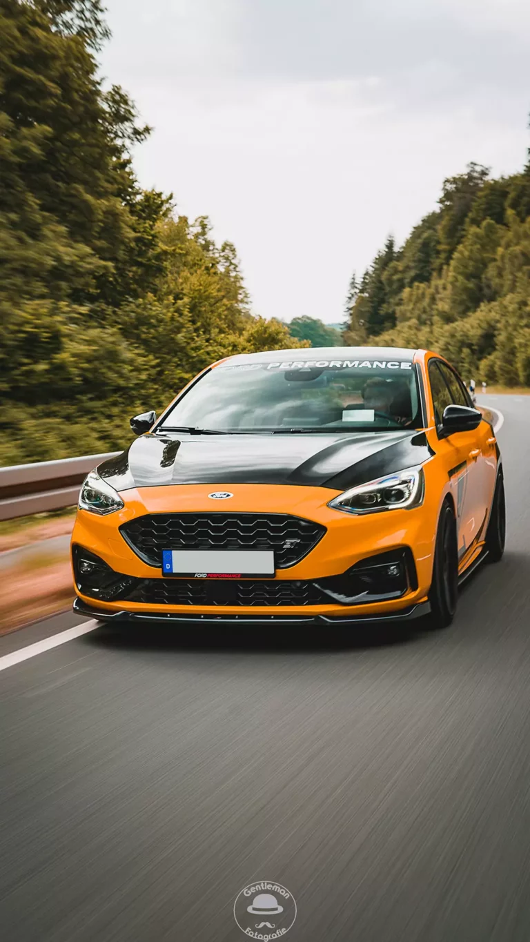 Ford Focus ST foliert orange schwarzRolling Shot