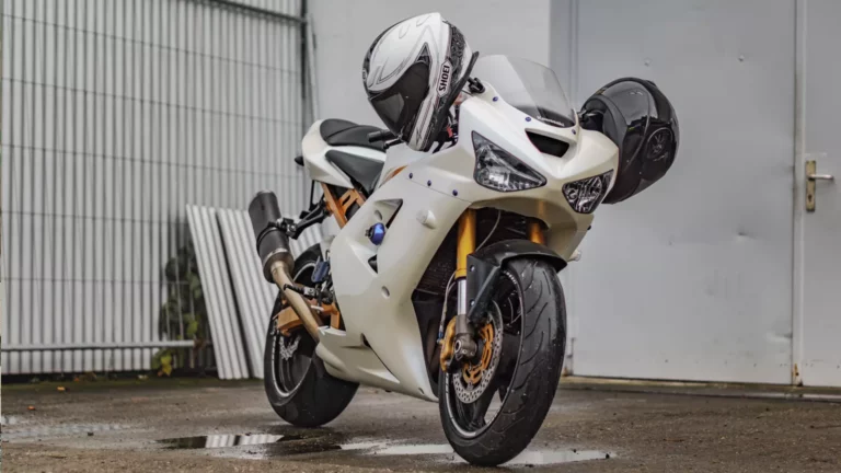 Motorrad Kawasaki Weiß Gold mit Helm