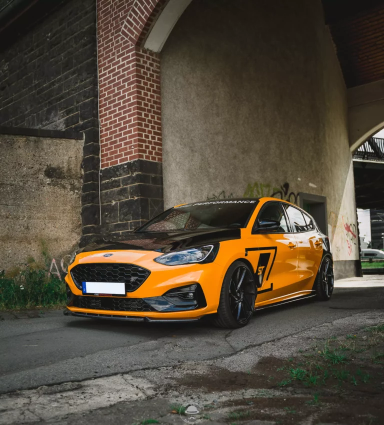 Ford Focus ST foliert orange schwarz Seitenaufnahme