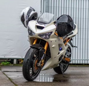 Motorrad Kawasaki Weiß Gold mit Helm Frontalaufnahme