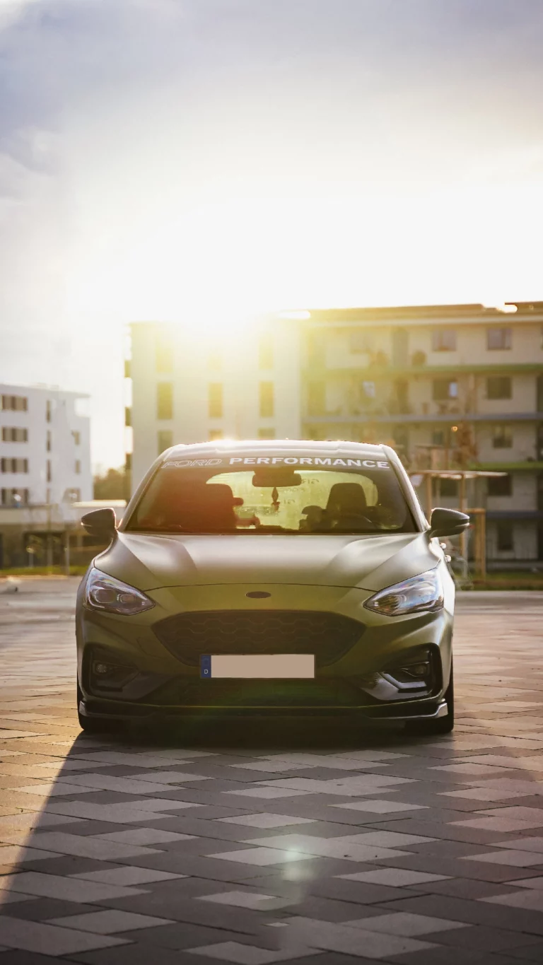 Ford Focus MK4 Tuning Sparco Felgen Grüne Folie Folierung Tuning Sonnenuntergang Automobilfotografie