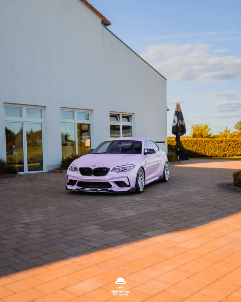 BMW M2 Foliert Lila Golfplatz Sonnenuntergang Tiefergelegt BMWM Girlscar