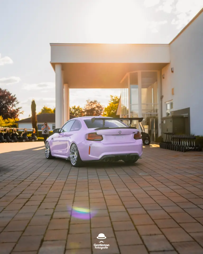 BMW M2 Foliert Lila Golfplatz Sonnenuntergang Tiefergelegt BMWM Girlscar