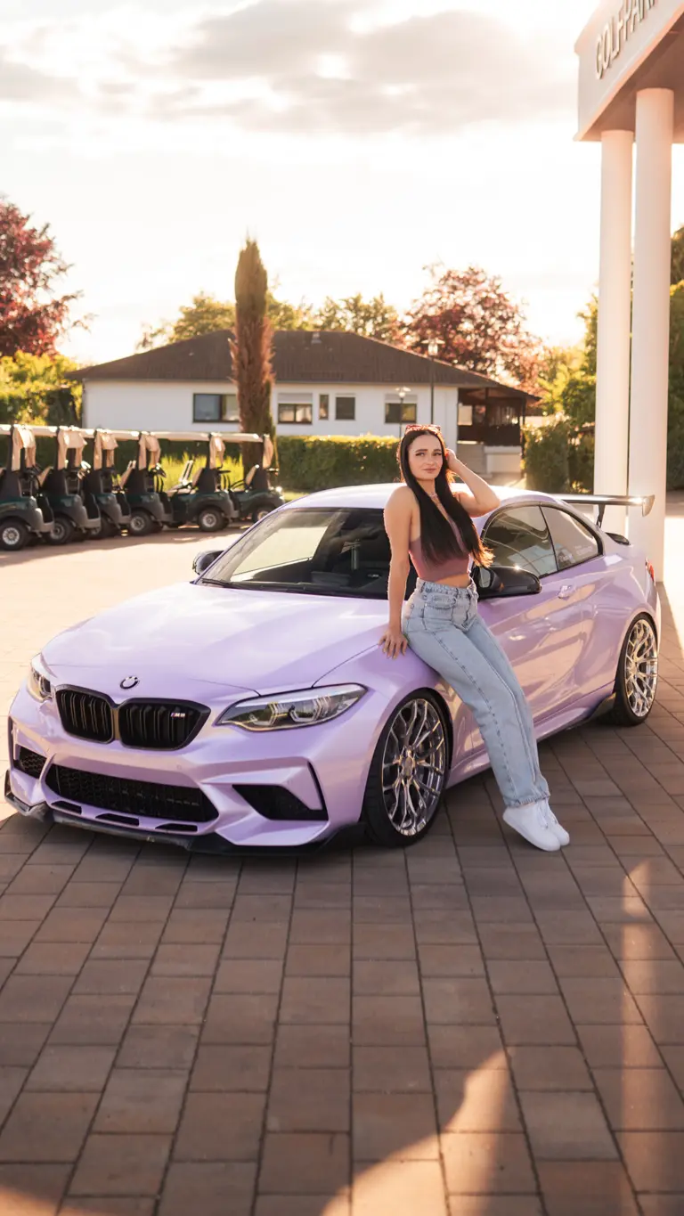 Model Braune Haare BMW M2 Tuning Frau posiert vor auto