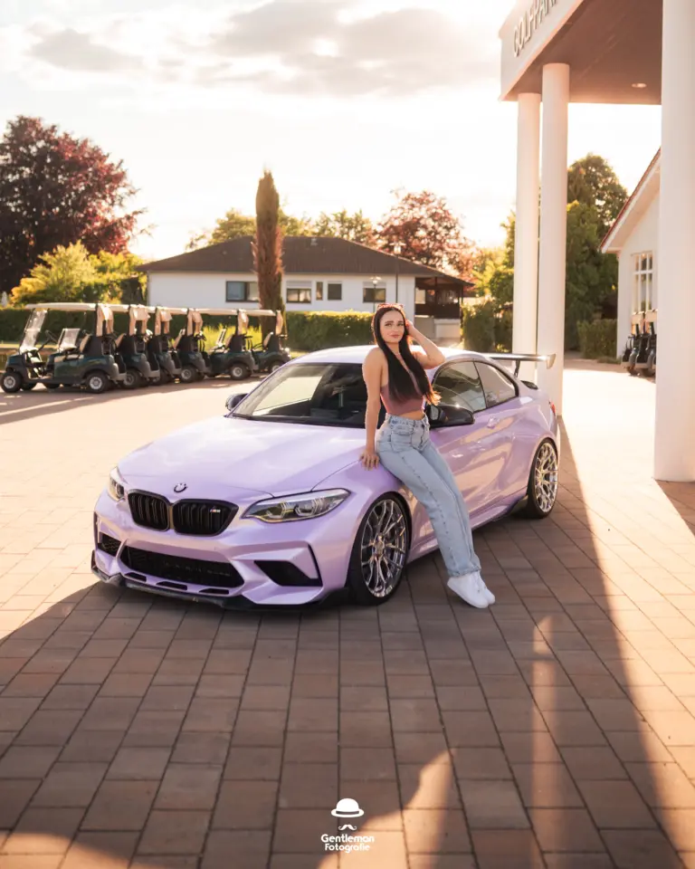 BMW M2 Foliert Lila Golfplatz Sonnenuntergang Tiefergelegt BMWM Girlscar Model Portraitfotografie