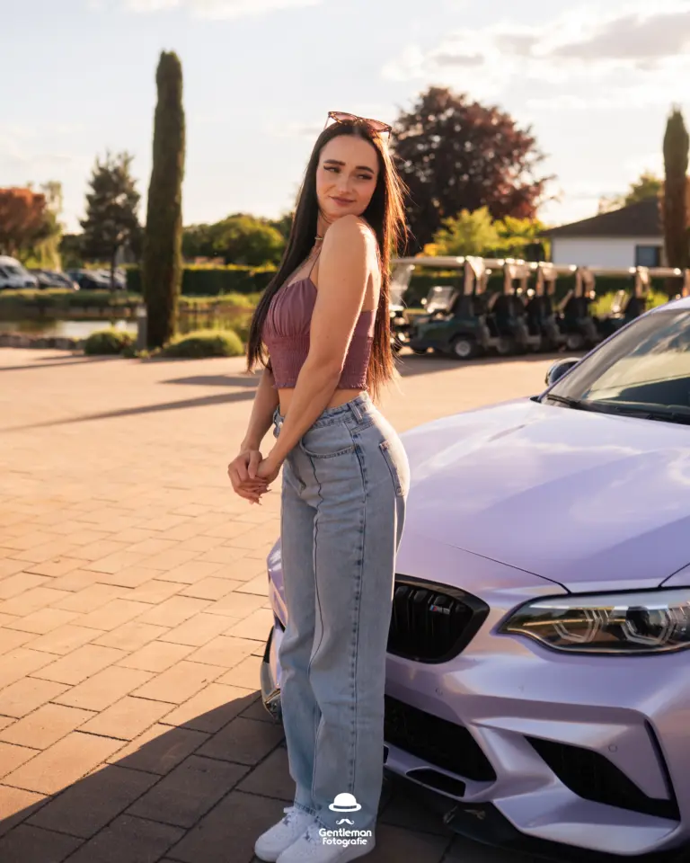 BMW M2 Foliert Lila Golfplatz Sonnenuntergang Tiefergelegt BMWM Girlscar Model Portraitfotografie
