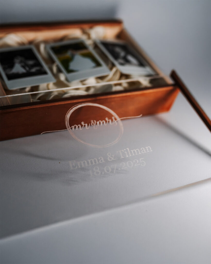 USB Holzbox Braun Holz Hochzeiten Weiße Rosen Polariod Bild Wedding