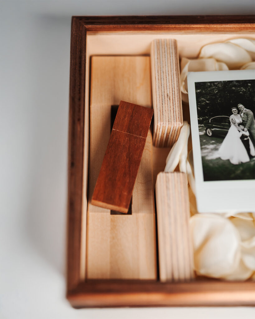 USB Holzbox Braun Holz Hochzeiten Weiße Rosen Polariod Bild Wedding