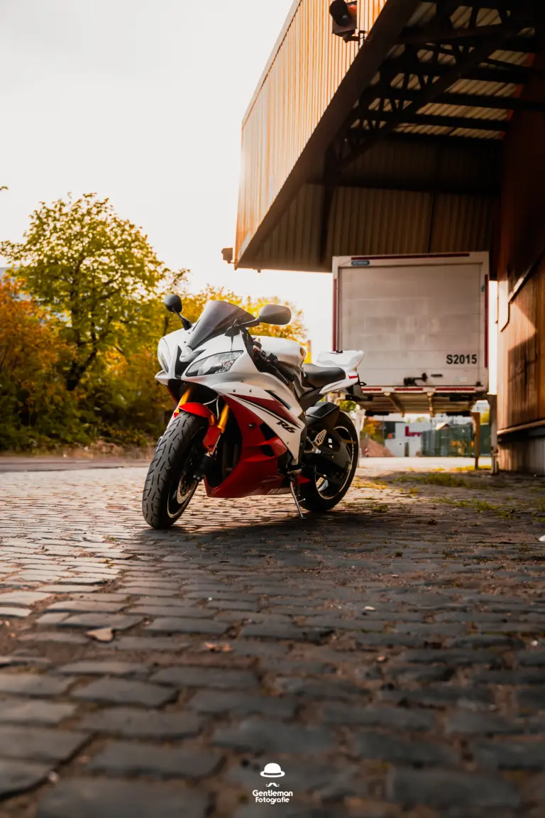 Yamaha R6 Sonnenschein Sunny Day Rot Weiß fahrende aufnahmen Industrie