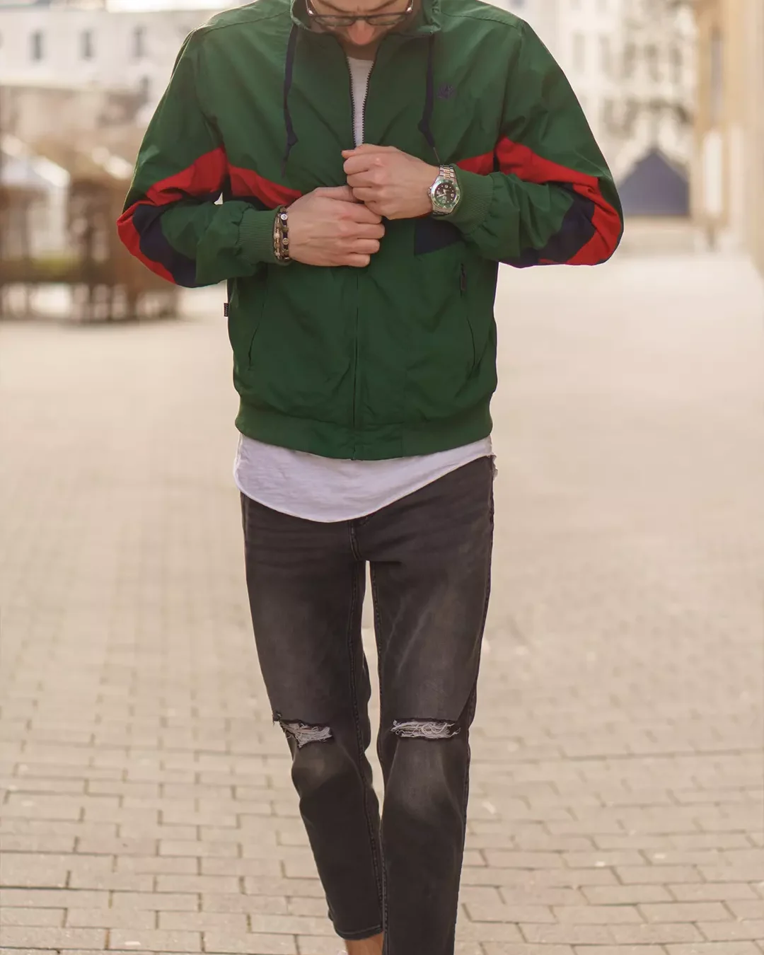 Street Fotografie Männliches Modell Portraitshooting grün Jacke mit rot blauen Streifen Universitätsbibliothek Darmstadt