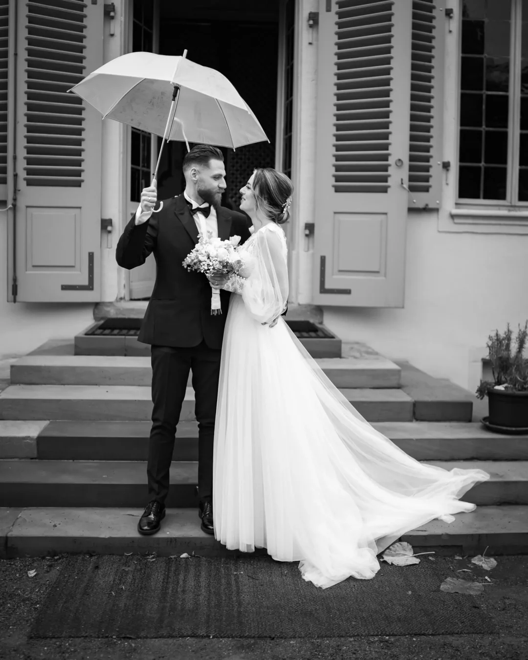 Hochzeits Portrait Schwarz-Weiß mit Sonnenschirm