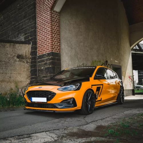 Ford Focus ST foliert orange schwarz Seitenaufnahme