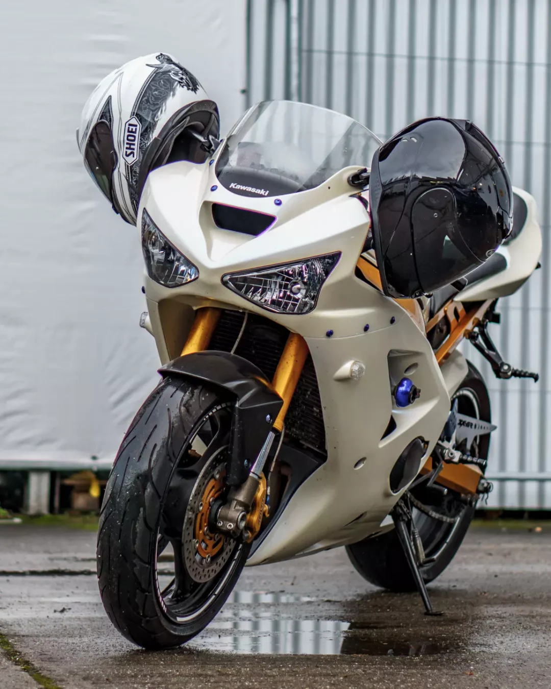 Motorrad Kawasaki Weiß Gold mit Helm Frontalaufnahme