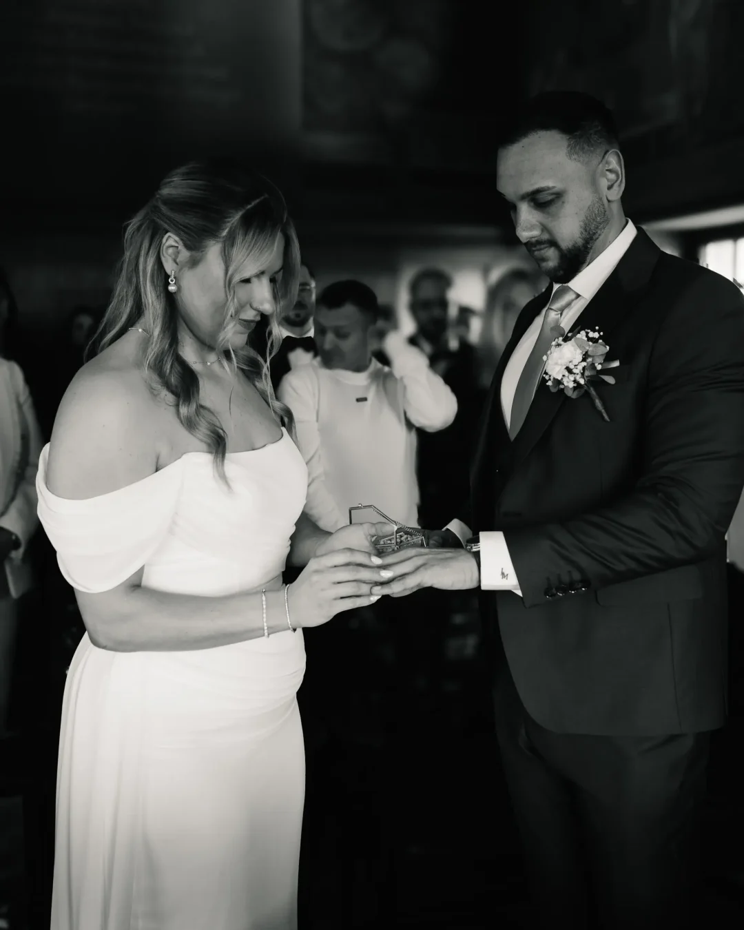 Hochzeit Maria Jan Fünf Fingerturm Darmstadt Schwarz Weiß Bild Ring übergabe