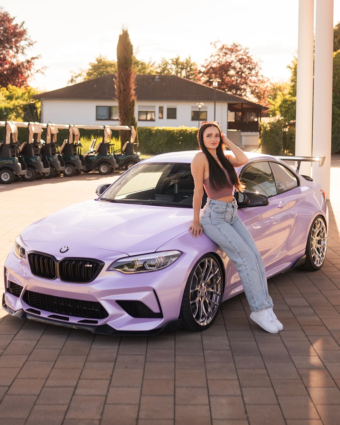 Model Braune Haare BMW M2 Tuning Frau posiert vor auto