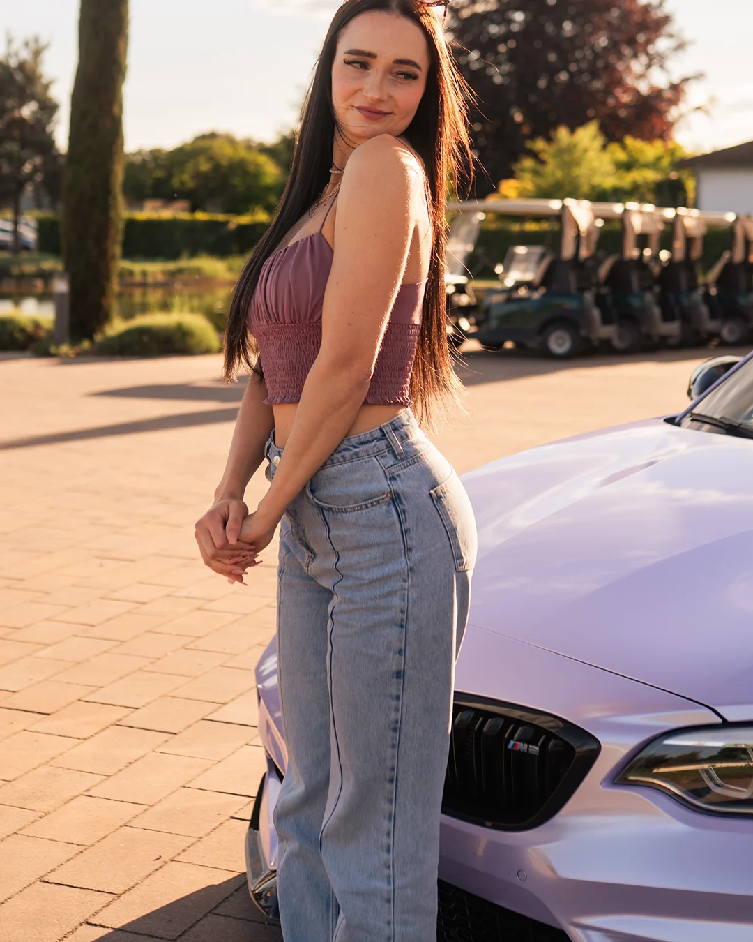 Model Braune Haare BMW M2 Tuning Frau posiert vor auto