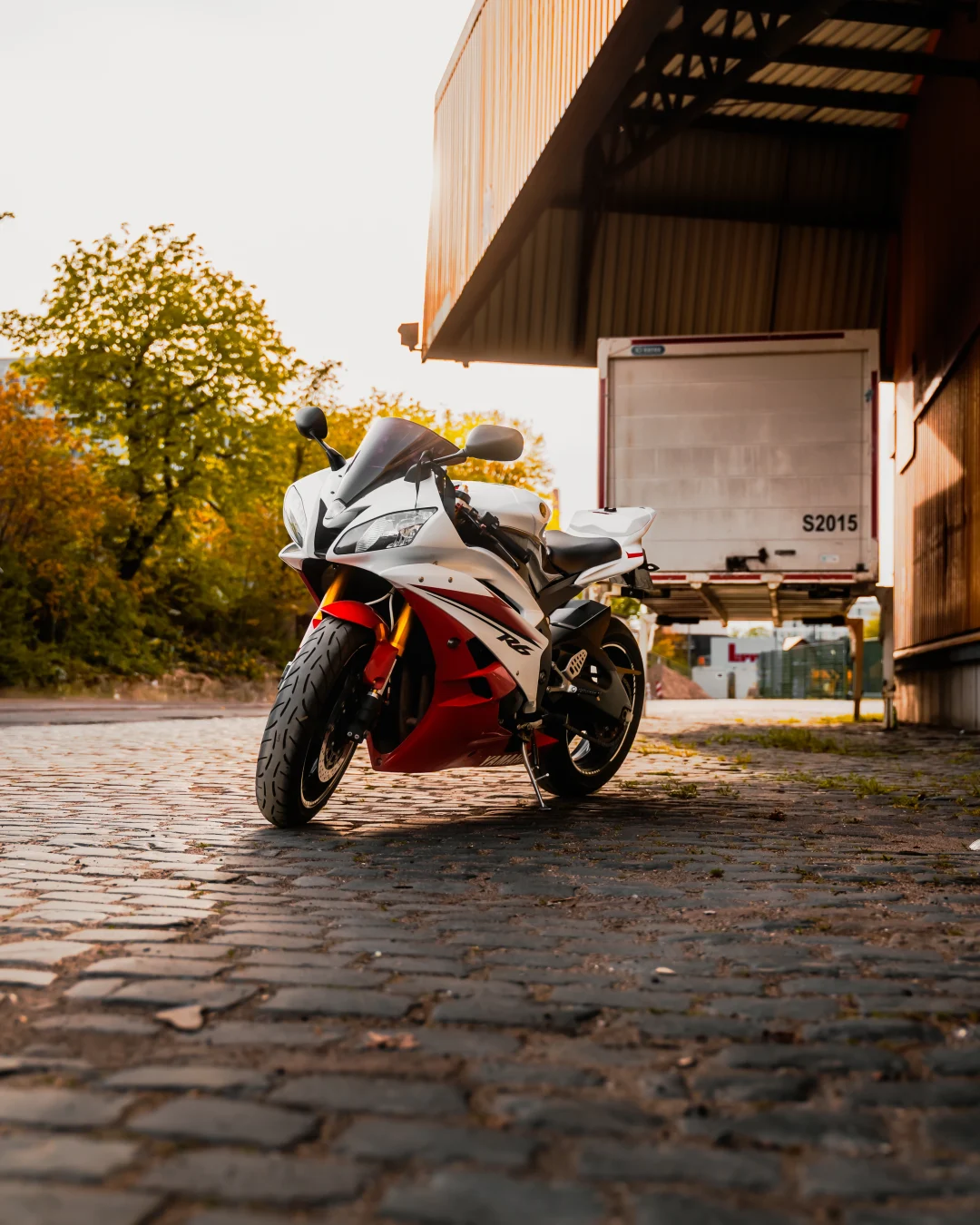 Yamaha R6 Sonnenschein Sunny Day Rot Weiß fahrende aufnahmen Industrie