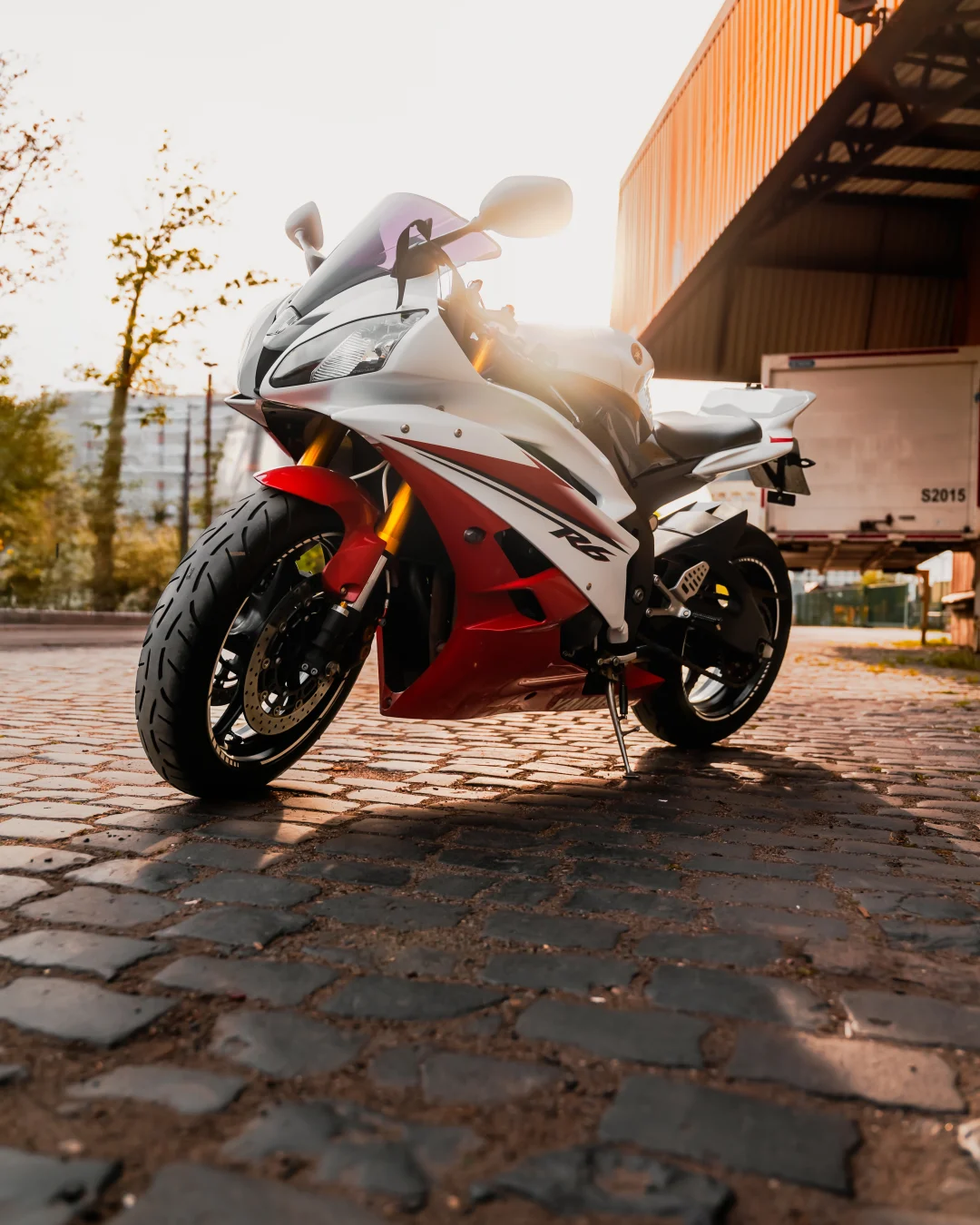 Yamaha R6 Sonnenschein Sunny Day Rot Weiß fahrende aufnahmen Industrie