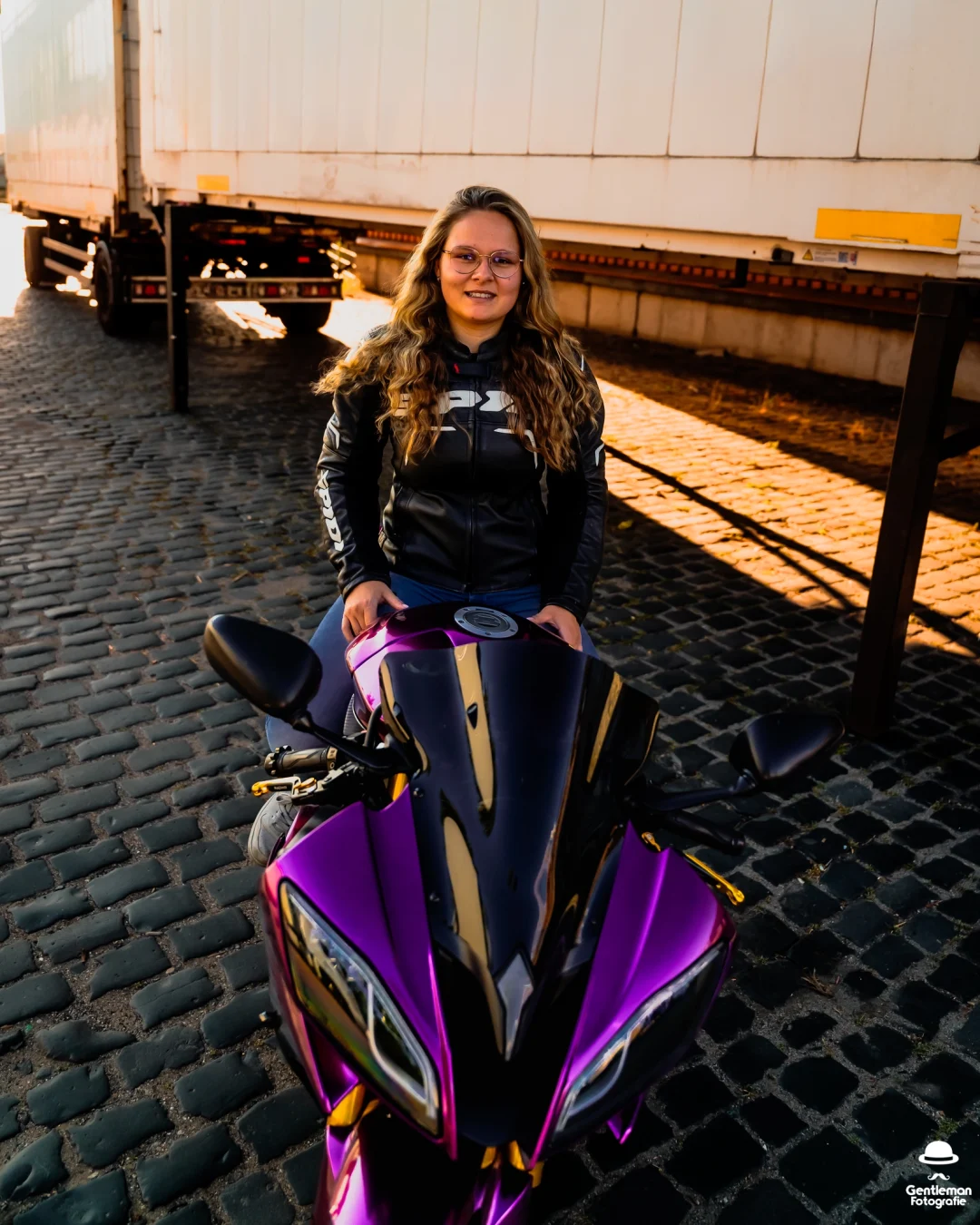 Yamaha R6 Motorrad Lila Bike Bikegirl Fotoshooting