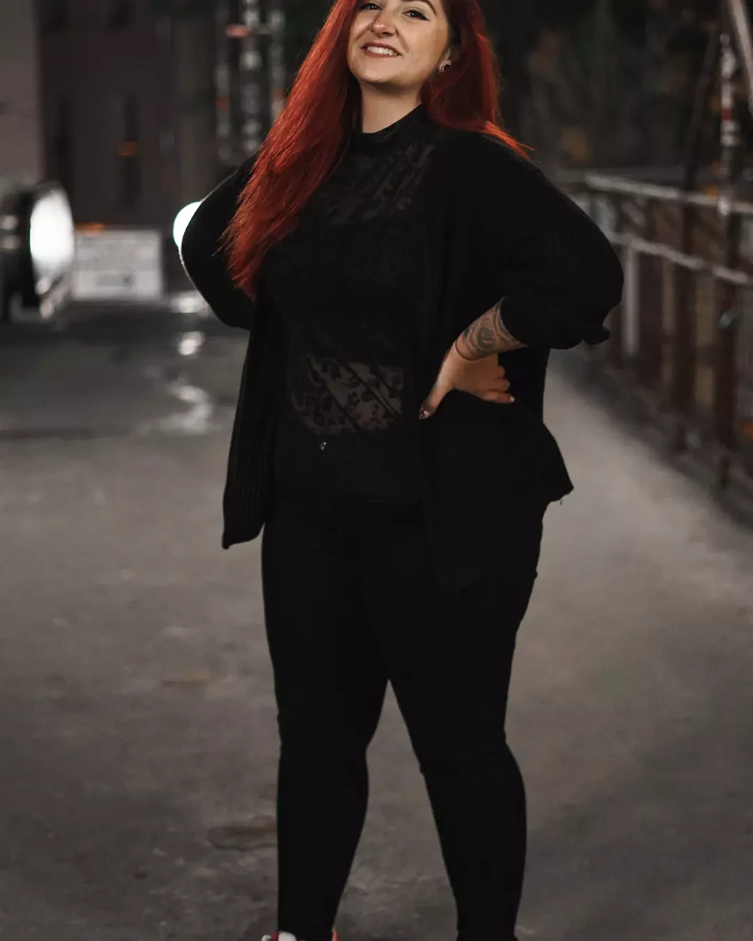 Portrait Shooting Frau Rothaarig Street Totale
