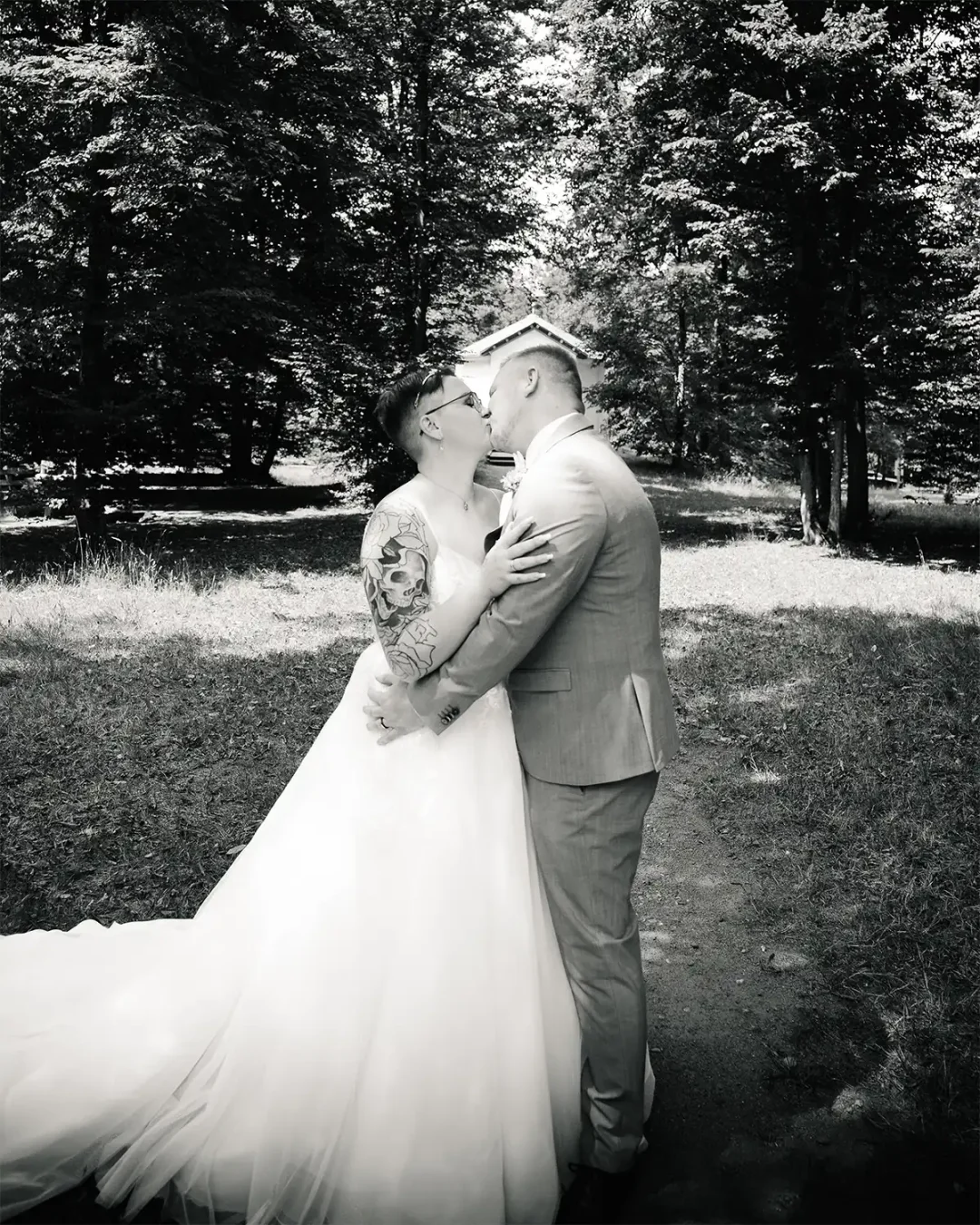 Hochzeit Schwarz Weiß Wald Brautkleid Anzug Ehepaar Wedding