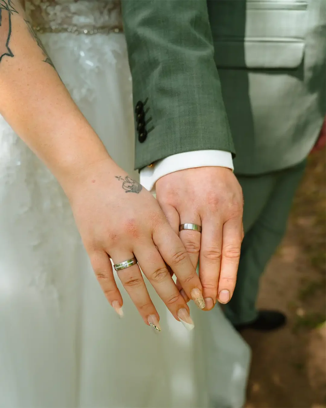 Hochzeit Schwarz Weiß Wald Brautkleid Anzug Ehepaar Wedding Eherring