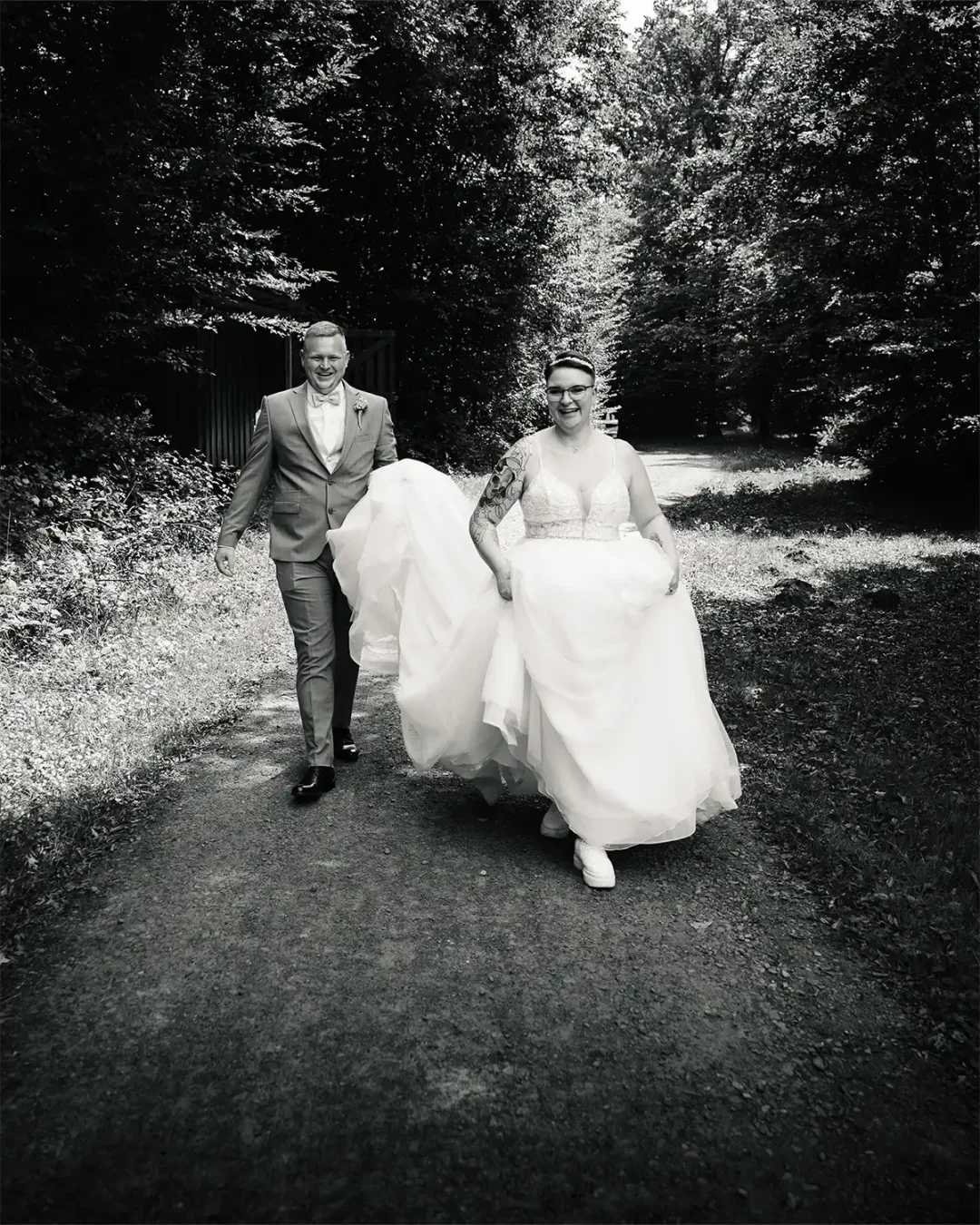 Hochzeit Schwarz Weiß Wald Brautkleid Anzug Ehepaar Wedding Eherring