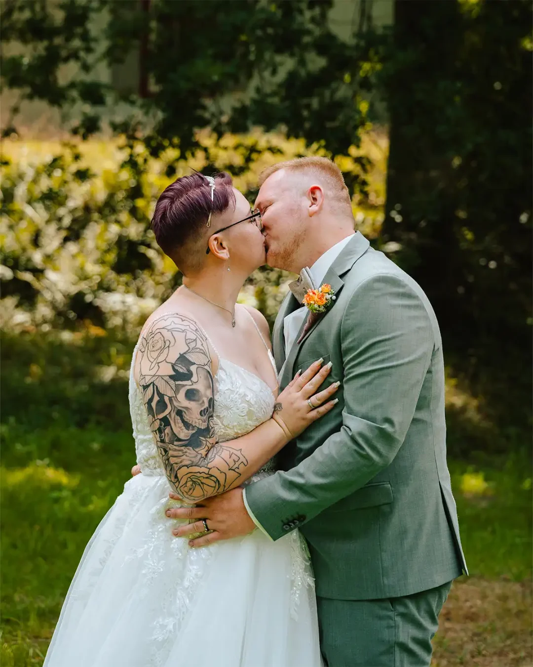 Hochzeit Schwarz Weiß Wald Brautkleid Anzug Ehepaar Wedding Eherring