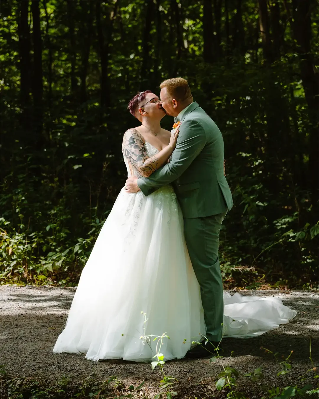 Hochzeit Schwarz Weiß Wald Brautkleid Anzug Ehepaar Wedding Eherring