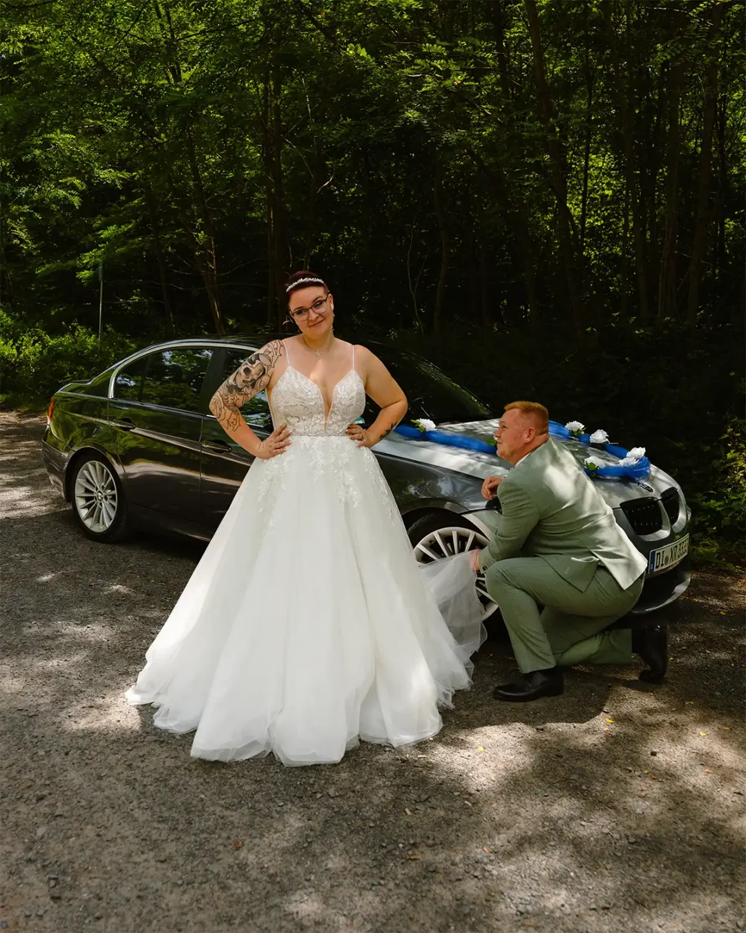 Hochzeit Schwarz Weiß Wald Brautkleid Anzug Ehepaar Wedding Eherring BMW Autoliebe