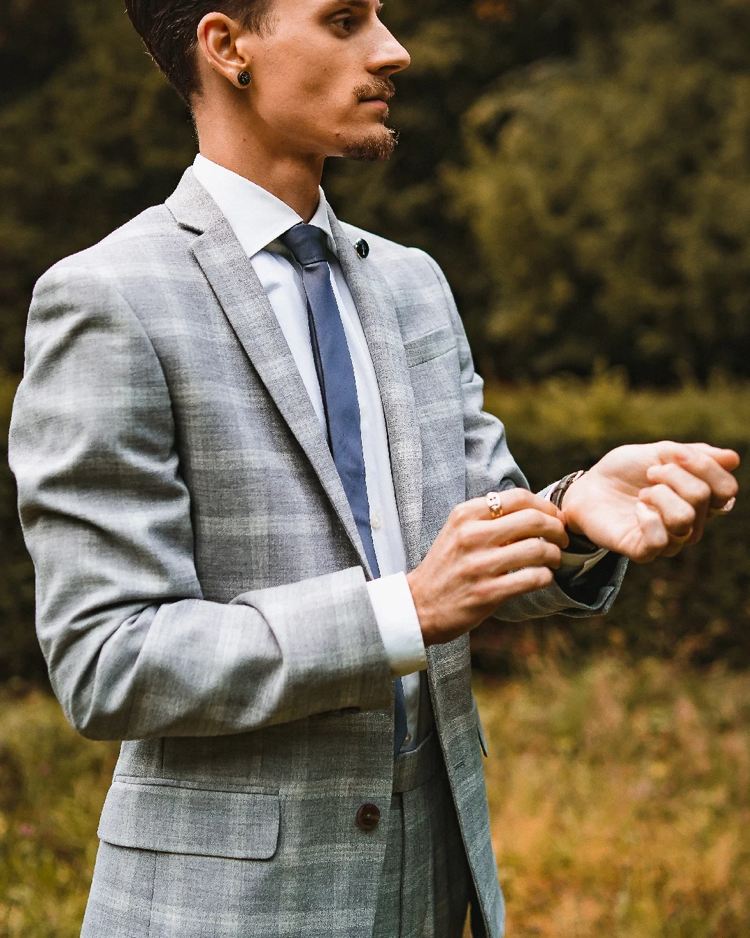 Männliches Model Portraitfotografie Anzug Hochzeit Gentleman